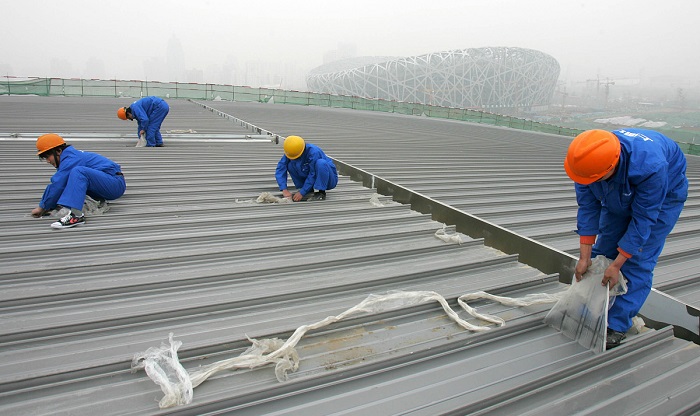 彩鋼屋面翻新的價(jià)格與性能對(duì)比分析