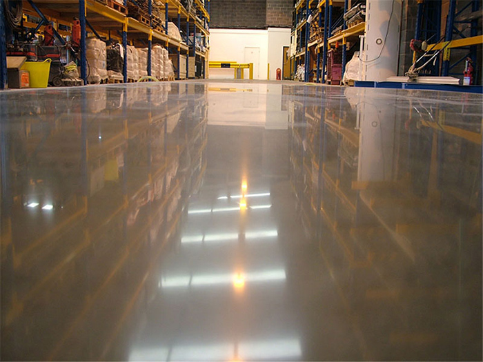 水泥地刷完固化劑能刷地坪漆嗎？